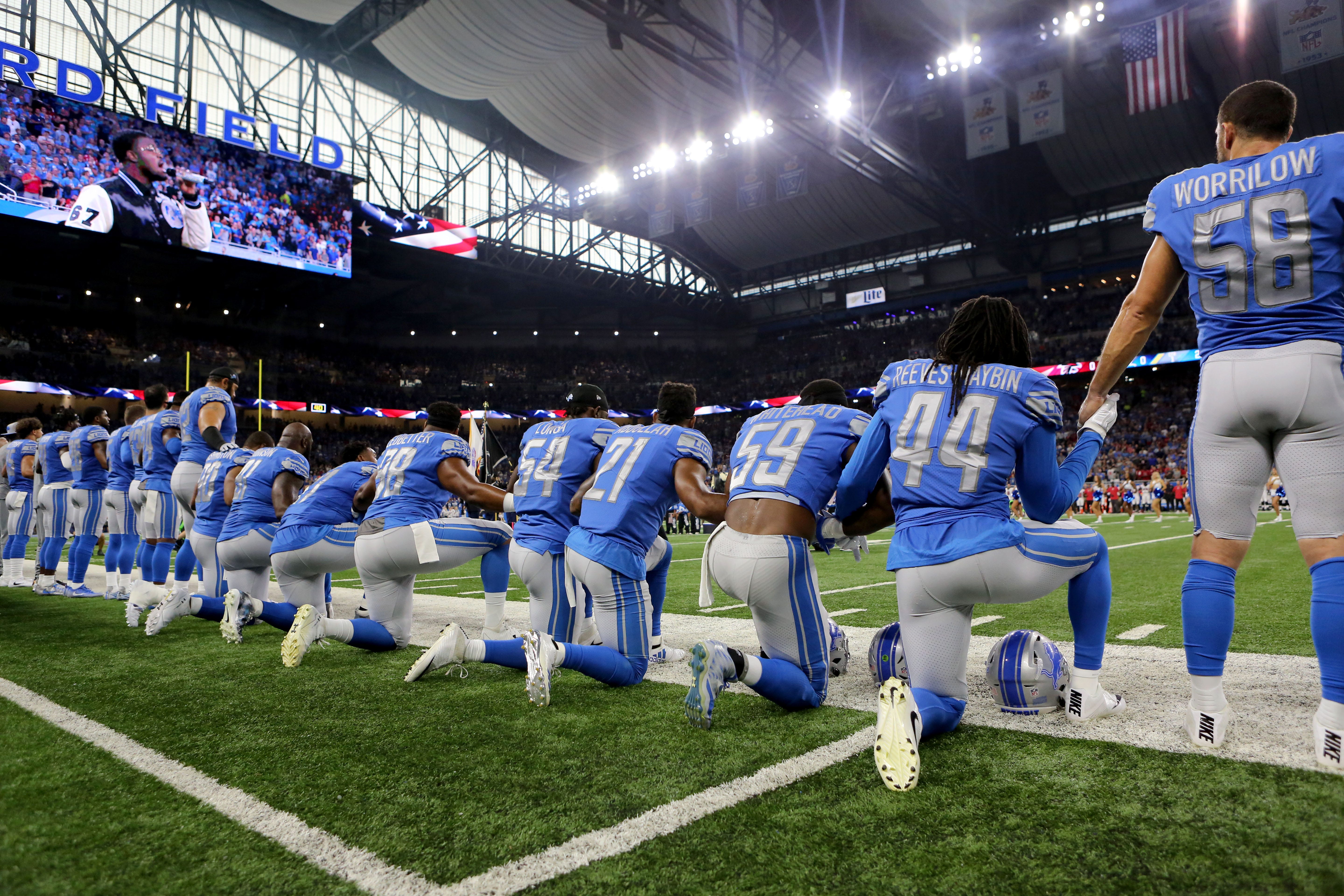 nike kneeling national anthem